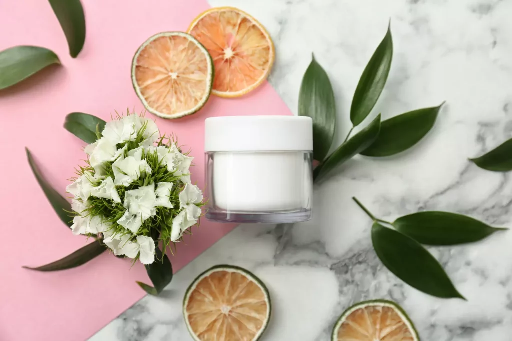 Nous plongeons dans les nouveaux enjeux de la Clean Beauty (beauté propre), cette révolution qui redéfinit notre rapport à la beauté, à la santé et à la planète.

Les marques s’engagent pour des ingrédients biologiques, des pratiques de commerce équitable et des emballages éco-conçus.