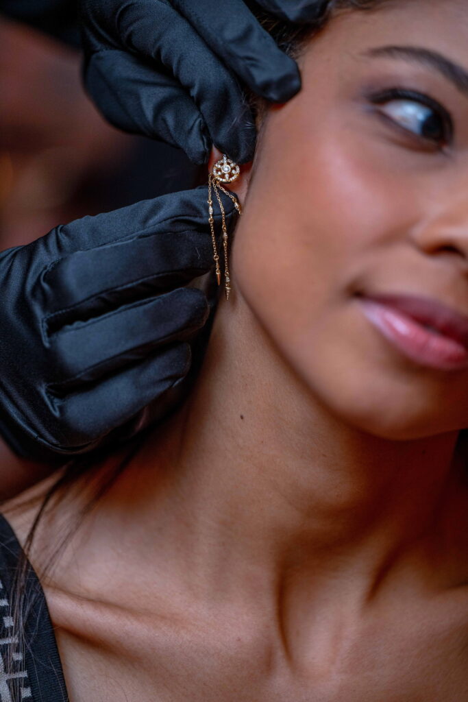 Femme qui est en train de porter la pièce — Mono boucle d’oreille SunCatcher - Or jaune et diamants