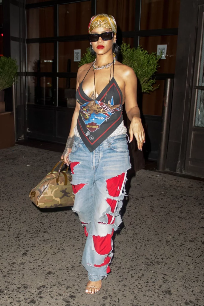 Rihanna avec un sac bowling Dior ©Vogue France