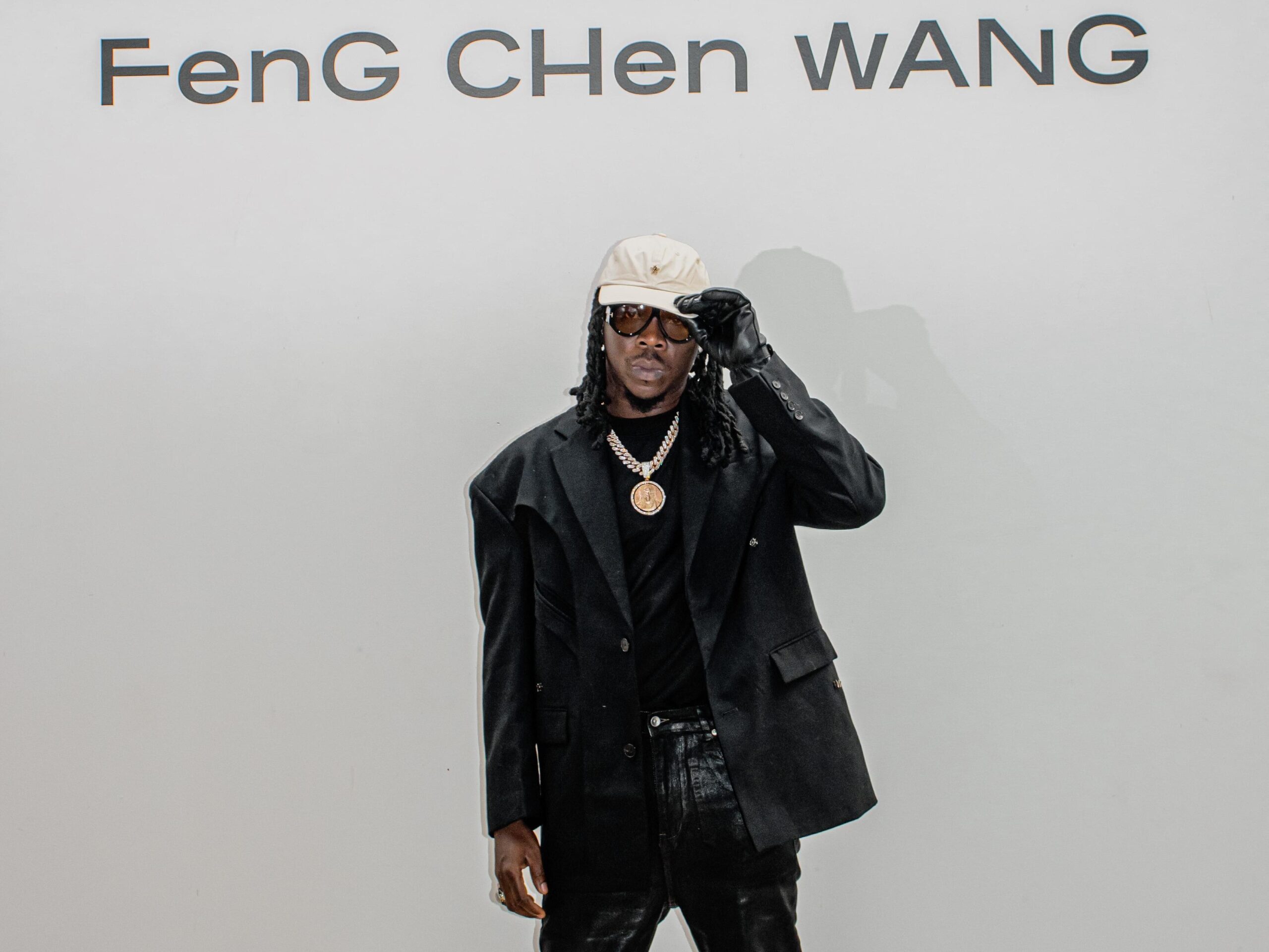 Stonebwoy au défilé de Feng Chen Wang.