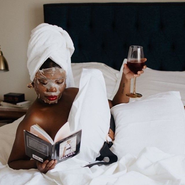 Femme profitant d'une Saint-Valentin seule